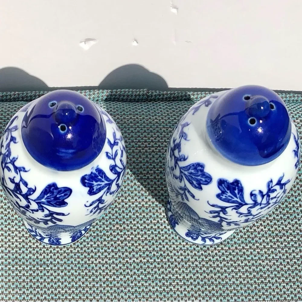 SALT & PEPPER SHAKERS BLUE/WHITE GLOSSY 7 INC cj4